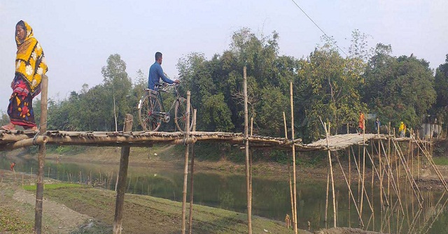 ৩০ হাজার মানুষের চলাচলের ভরসা নড়বড়ে বাঁশের সাঁকো